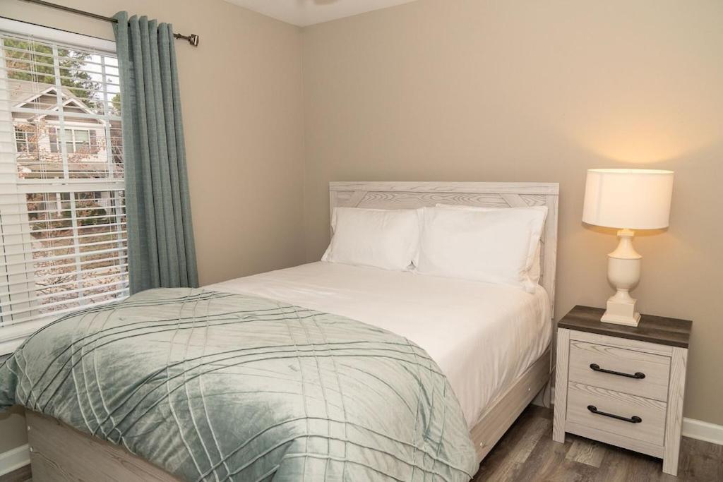 Beautiful Spacious 4 Bedroom House , Sleeps 8+ Raleigh Exterior foto