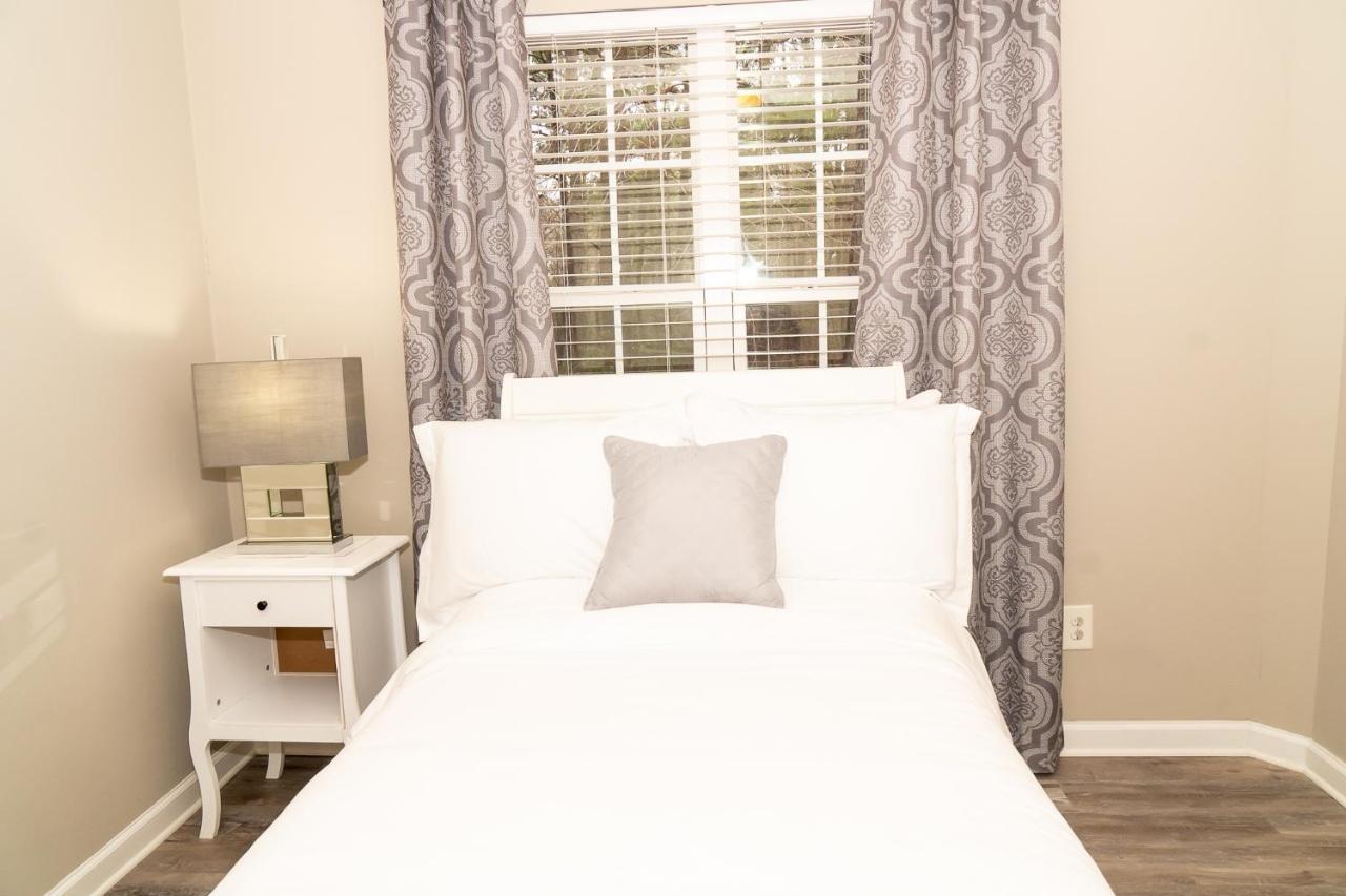 Beautiful Spacious 4 Bedroom House , Sleeps 8+ Raleigh Exterior foto